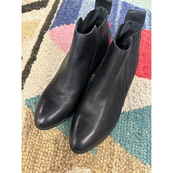 Matisse Black Leather Ankle Top Curved Block Heel Chelsea Boots Size 9M - Picture 2 of 10